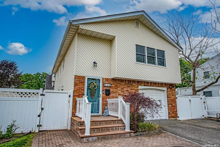 Image 1 of 30 for 545 Lincoln Avenue in Long Island, Lindenhurst, NY, 11757