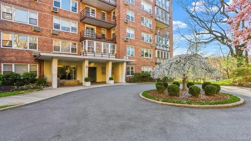 Image 1 of 19 for 3 Washington Square #6E in Westchester, Larchmont, NY, 10538