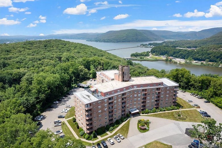 1 Lakeview Drive #1P