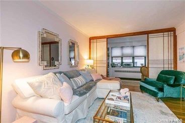 Image 1 of 21 for 1 Townhouse Pl #1B in Long Island, Great Neck, NY, 11021