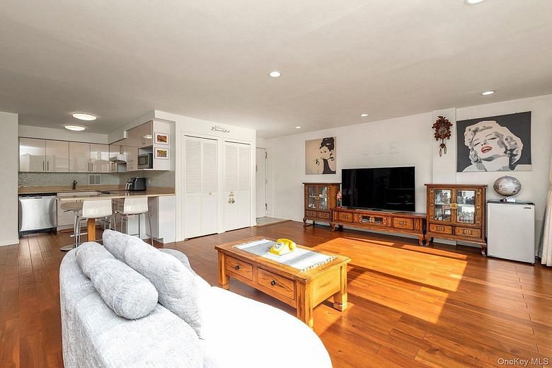 10-10 166 Street #6D