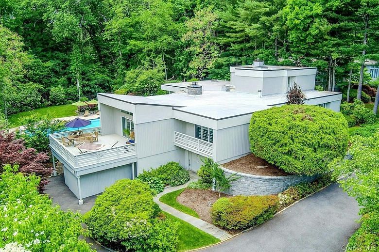 10 Cypress Point Drive
