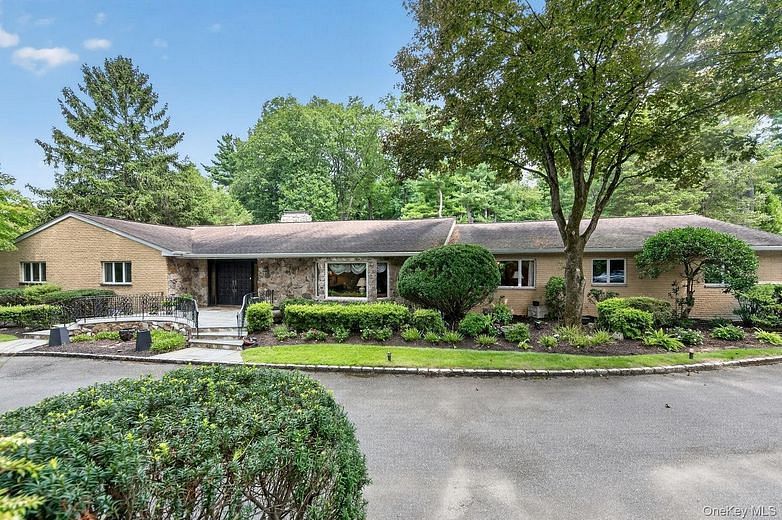 10 Dorchester Drive