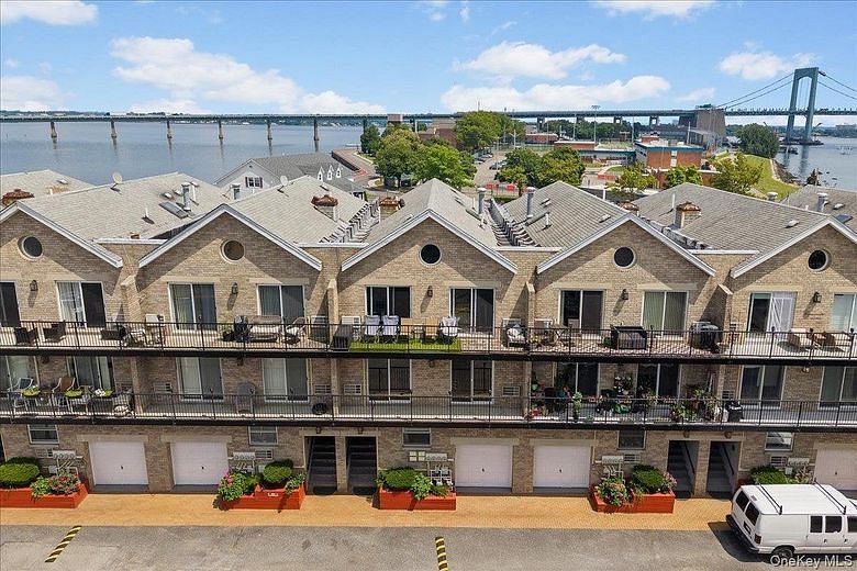 10 Pennyfield Ave Avenue #5C