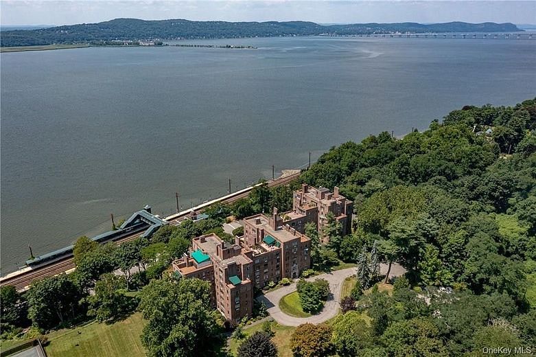 100 Ardsley Avenue W #5G