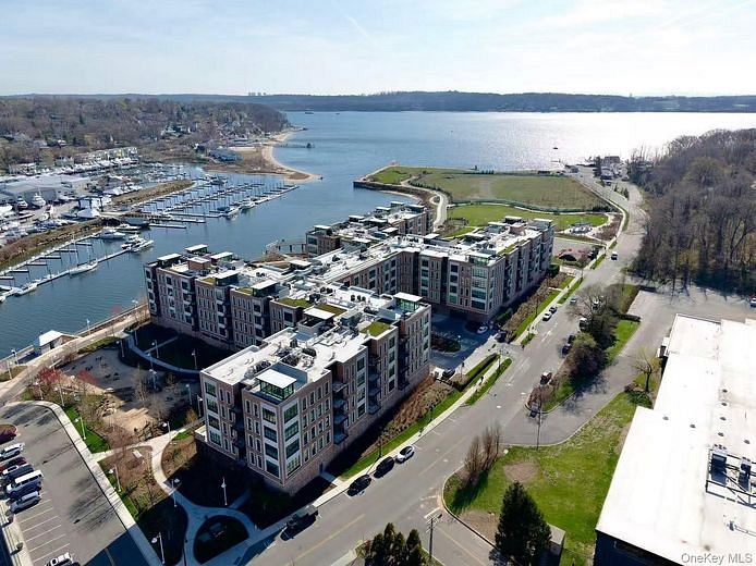 100 Garvies Point Road #1304