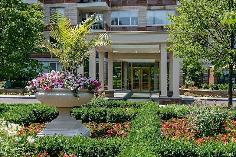 100 Hilton Avenue #304