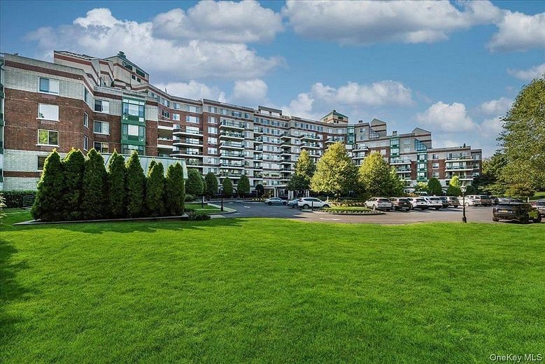 100 Hilton Avenue #907