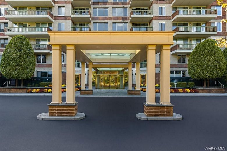 100 Hilton Avenue #PH 5