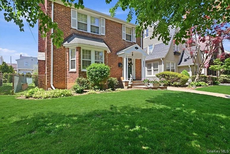 100 W Poplar Street W