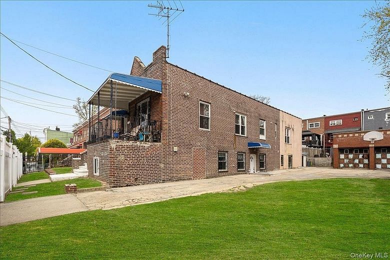 1021 E 213th Street #1