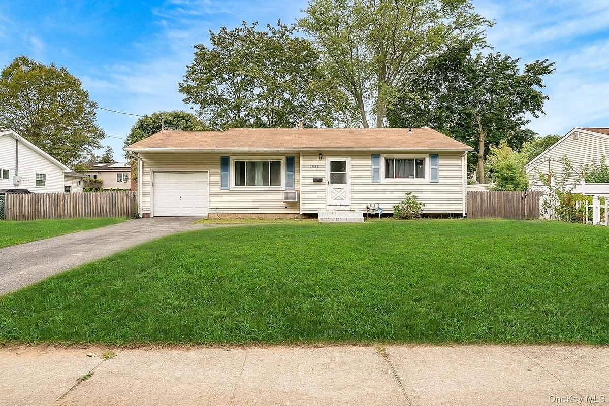 Image 1 of 20 for 1038 Manor Lane in Long Island, Islip, NY, 11706