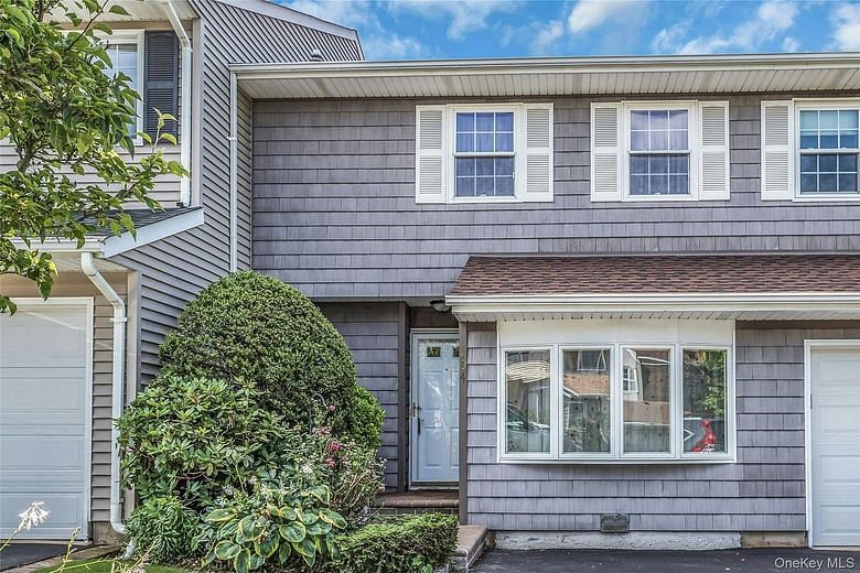 104 W Woodlake Drive