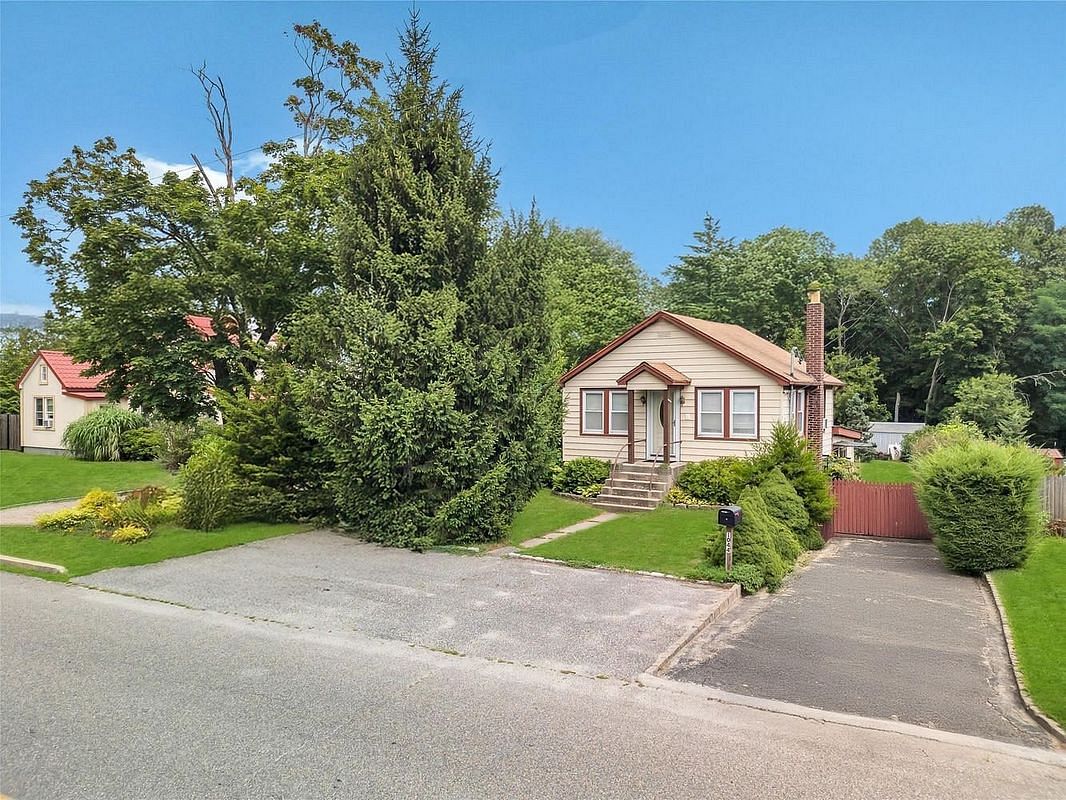 Image 1 of 31 for 1044 Woodcrest Avenue in Long Island, Riverhead, NY, 11901