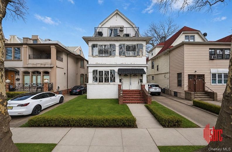 1049 E 12th Street
