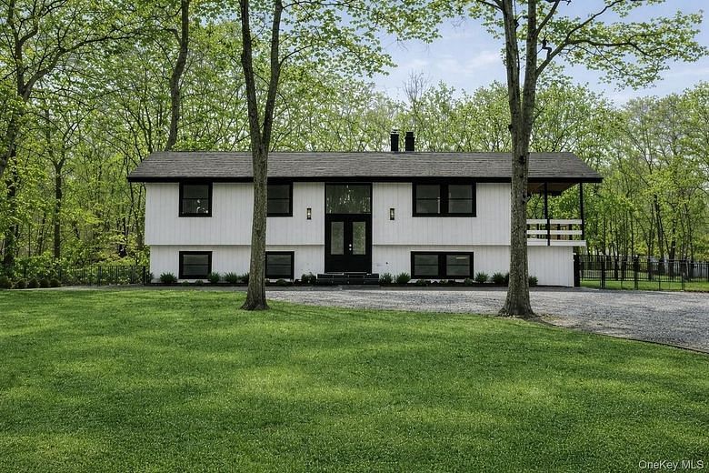 105 Old Riverhead Road W