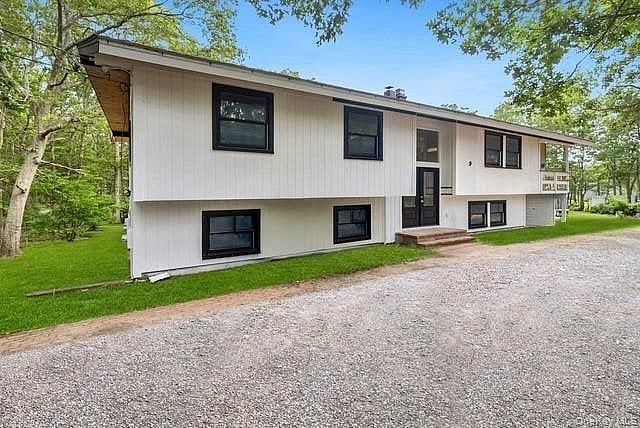 105 Old Riverhead Road W