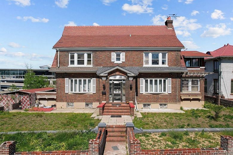 10505 Ditmars Boulevard