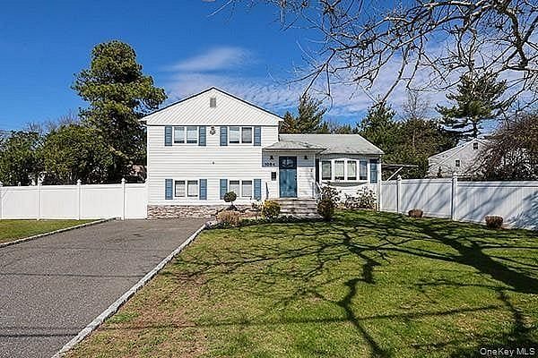 1084 Hicksville Road