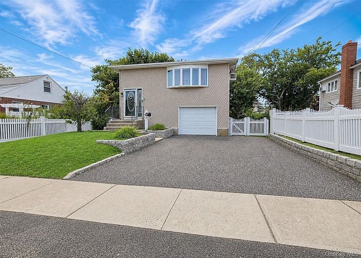 11 Farragut Avenue