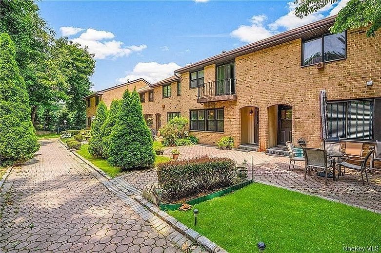 11 Jackson Avenue #27