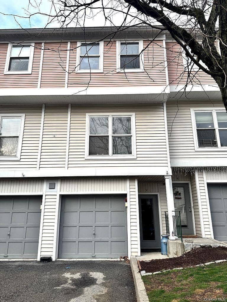 11 Livingston Manor #11