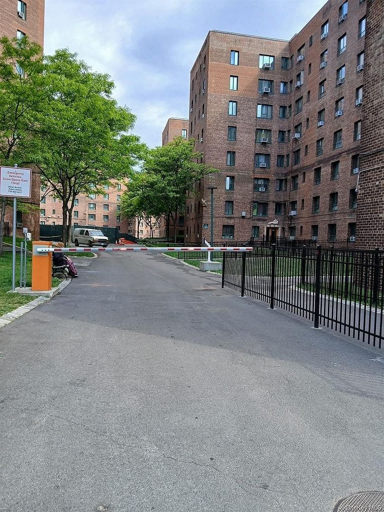 11 Metropolitan Oval #4G