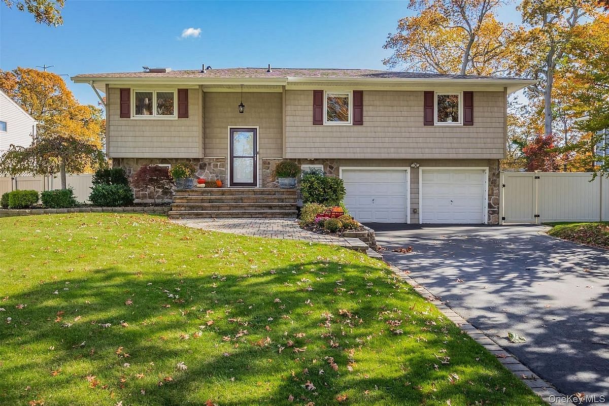 Image 1 of 33 for 11 Mohegan Lane in Long Island, Commack, NY, 11725