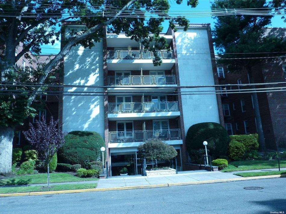 Image 1 of 8 for 110 Brooklyn Avenue #1T in Long Island, Freeport, NY, 11520