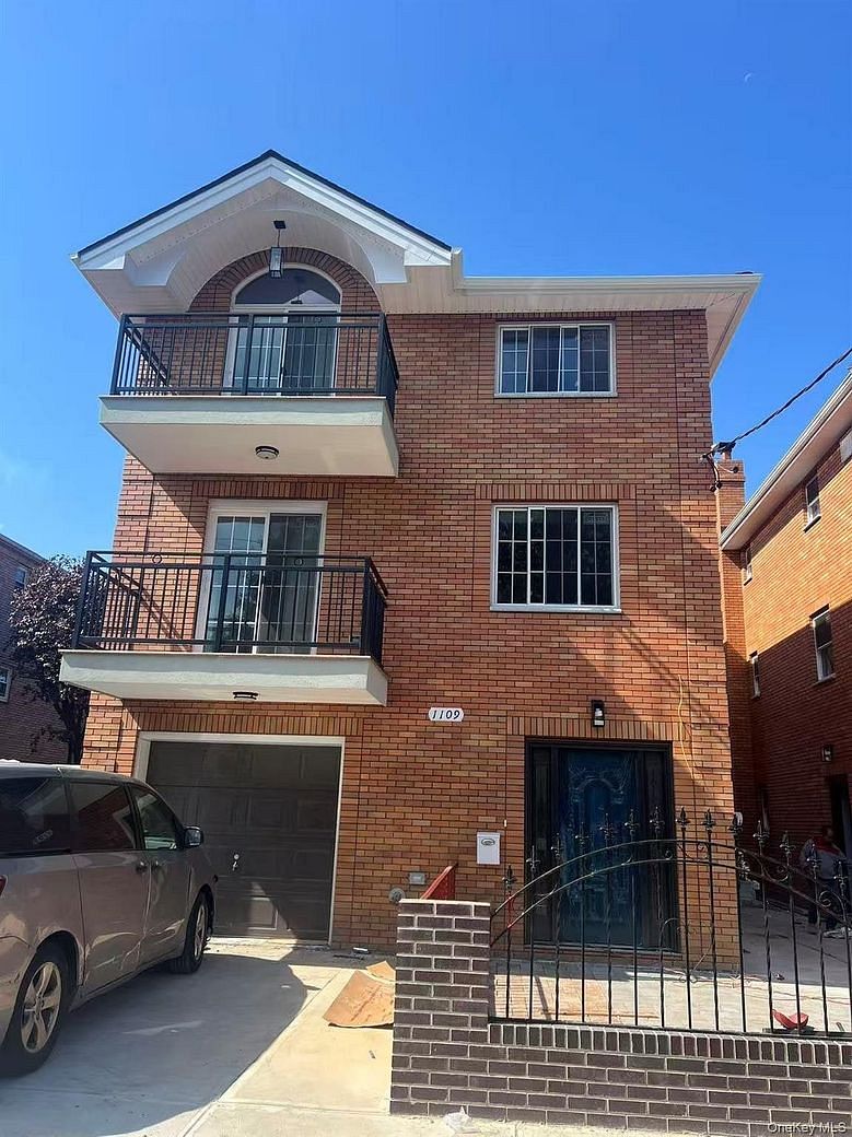 1109 Clarence Avenue