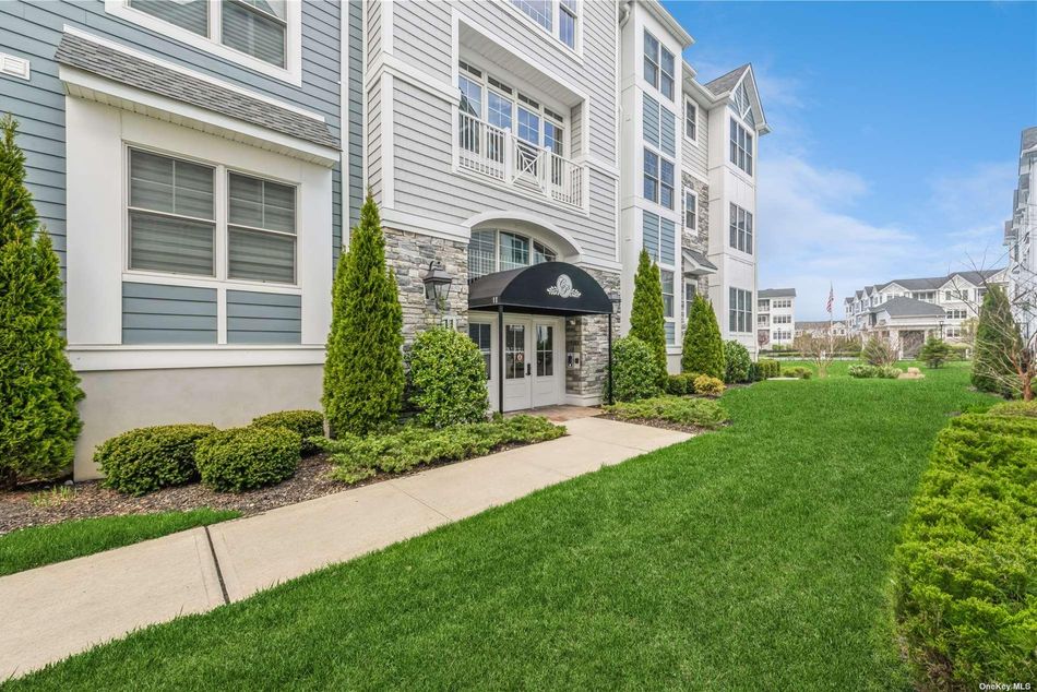 Image 1 of 30 for 11102 Aspenwood Drive #11102 in Long Island, Plainview, NY, 11803