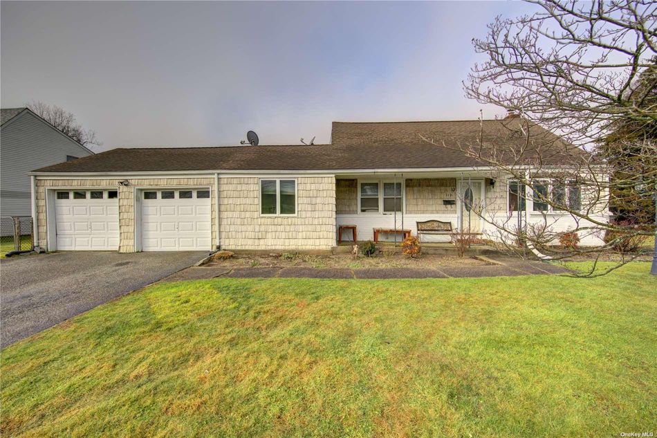 Image 1 of 28 for 112 Deer Lake Drive in Long Island, North Babylon, NY, 11703