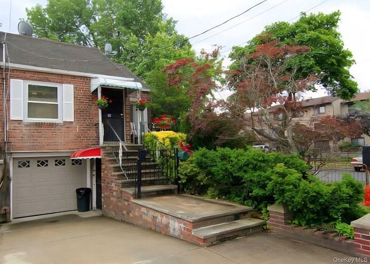 11502 Poppenhusen Avenue