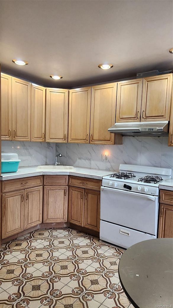 11508 Poppenhusen Avenue