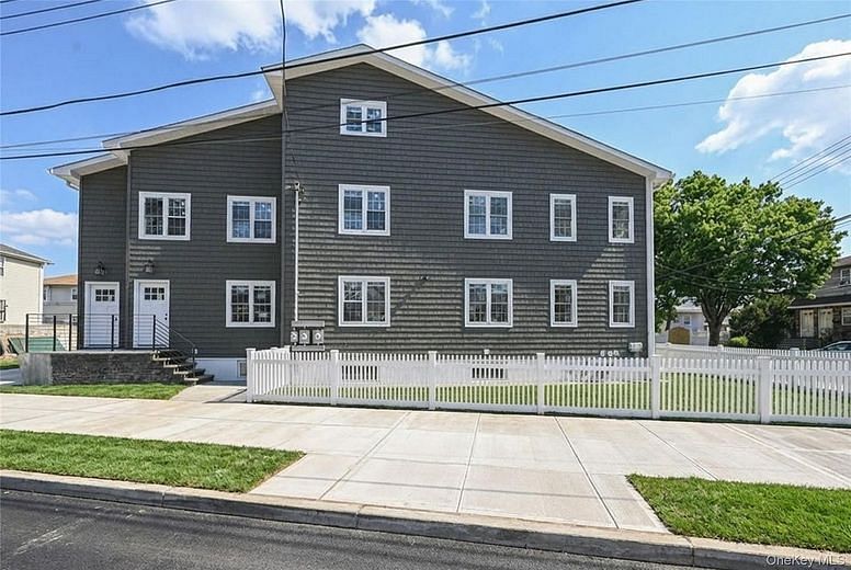 118-11 Lakeview Boulevard