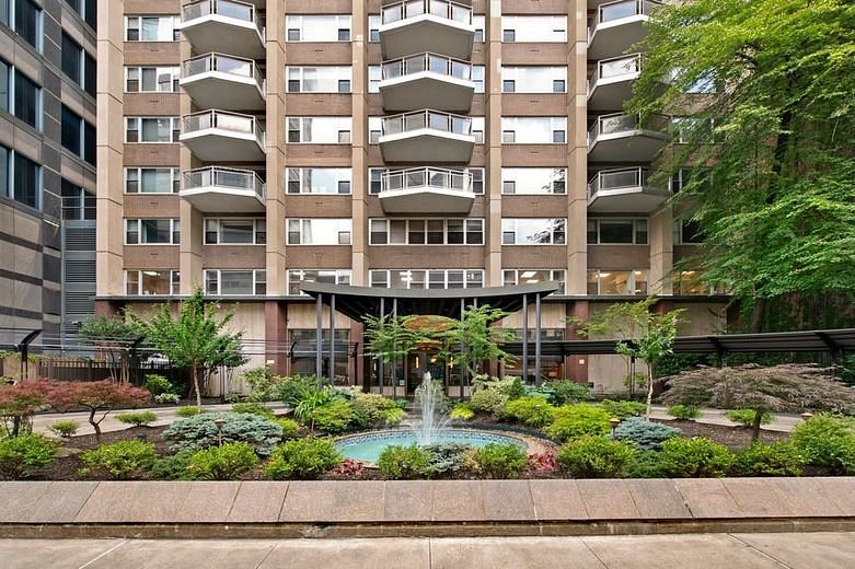 118 East 60th Street #8E