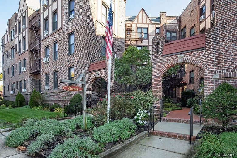 12 Hempstead Avenue #1K