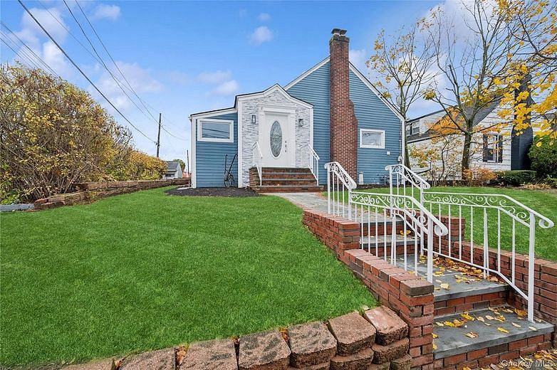 12 Hewlett Point Avenue