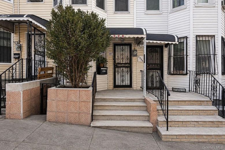 1226 Shakespeare Avenue