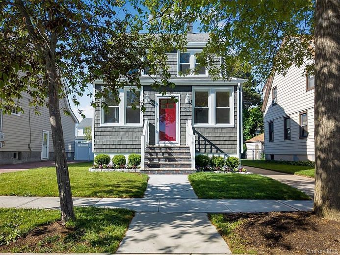 123 E Maple Street