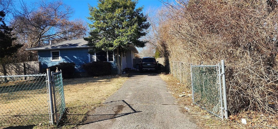 123 St George Drive E