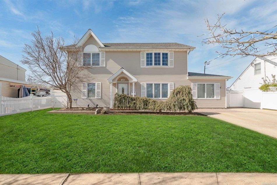 Image 1 of 31 for 125 W Arlyn Drive in Long Island, Massapequa, NY, 11758