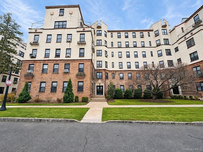 1273 North Avenue #1G. Entry