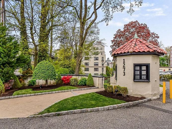 1273 North Avenue #2E, Entry