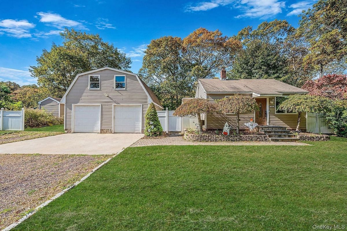 Image 1 of 33 for 128 Lakeside Trail in Long Island, Brookhaven, NY, 11961