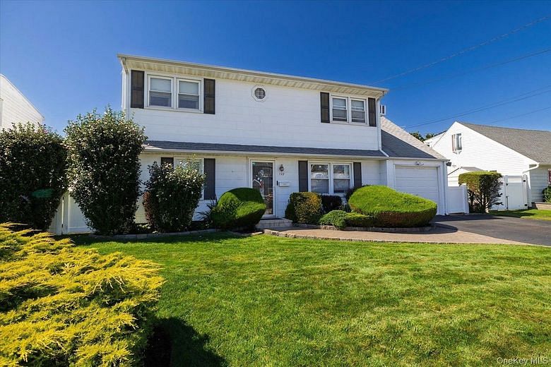 129 Arlyn Drive W