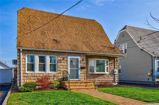 Image 1 of 17 for 11 Spruce Street in Long Island, Hicksville, NY, 11801