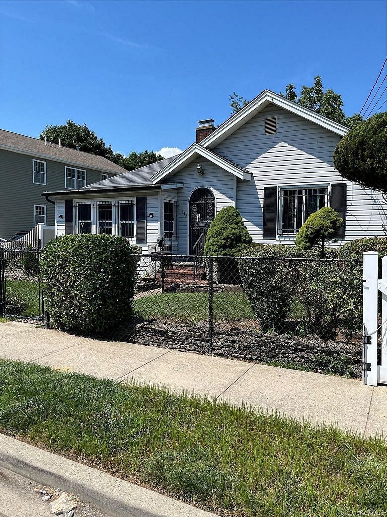 137 E Roosevelt Avenue