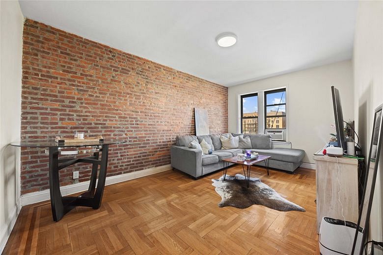 1372 Shakespeare Avenue #3A