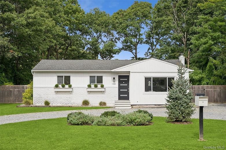 138 W Tiana Road